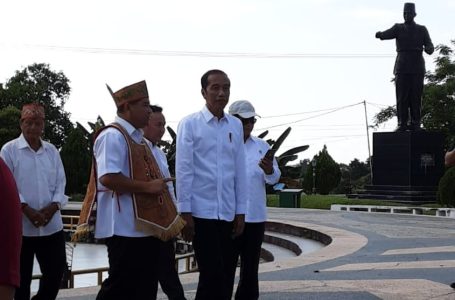 Jokowi Takjub Sejarah Tugu Soekarno