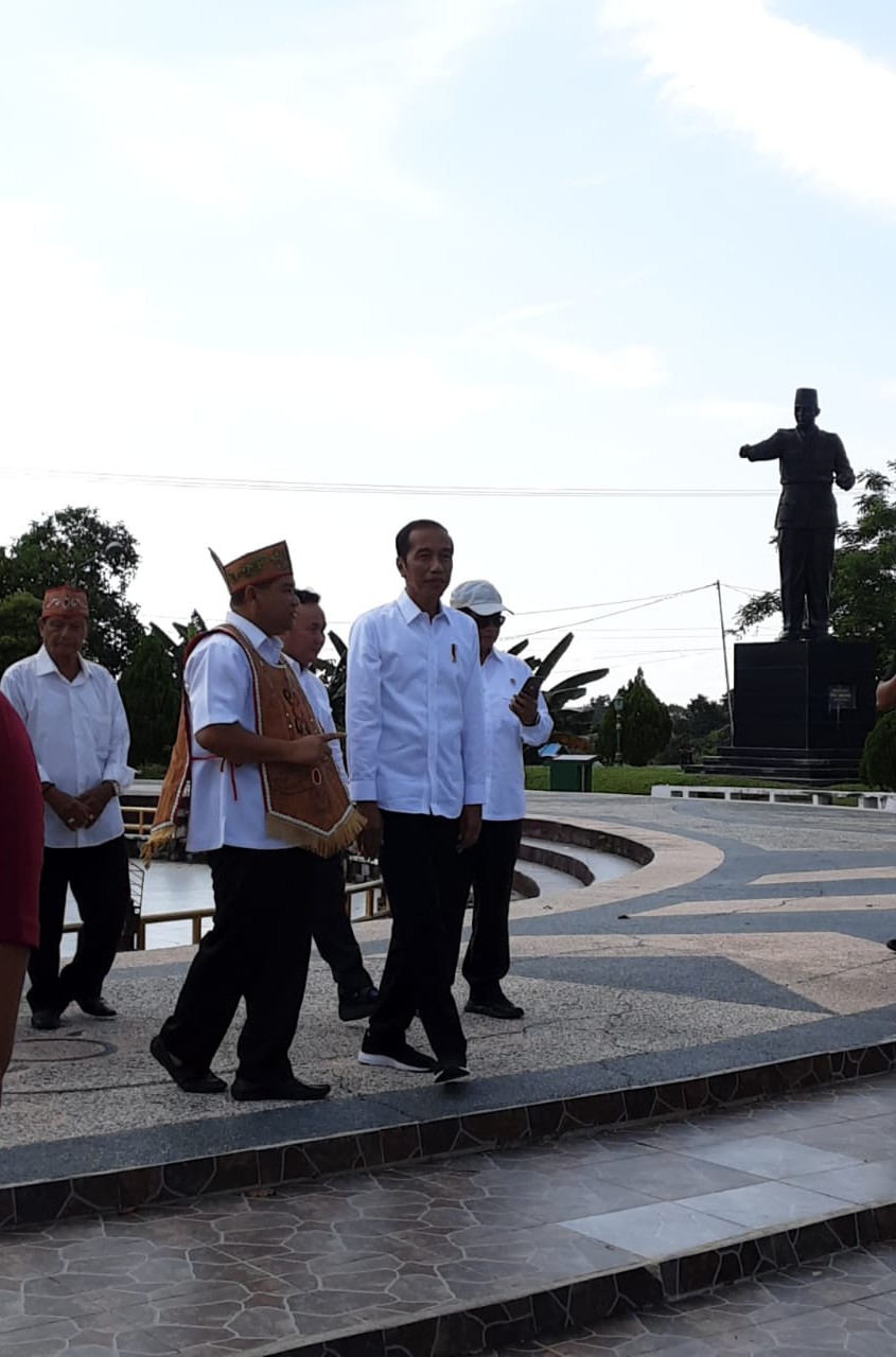 Jokowi Takjub Sejarah Tugu Soekarno