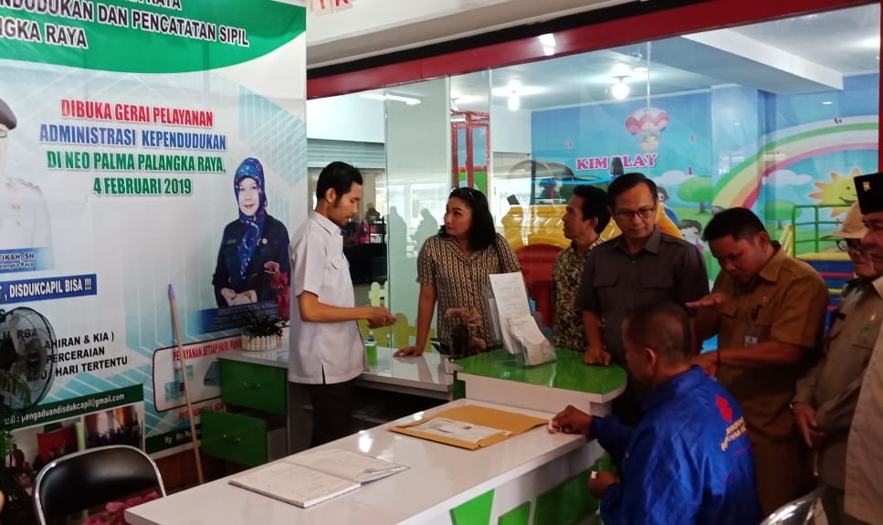  Komisi A Tinjau Gerai Layanan Disdukcapil