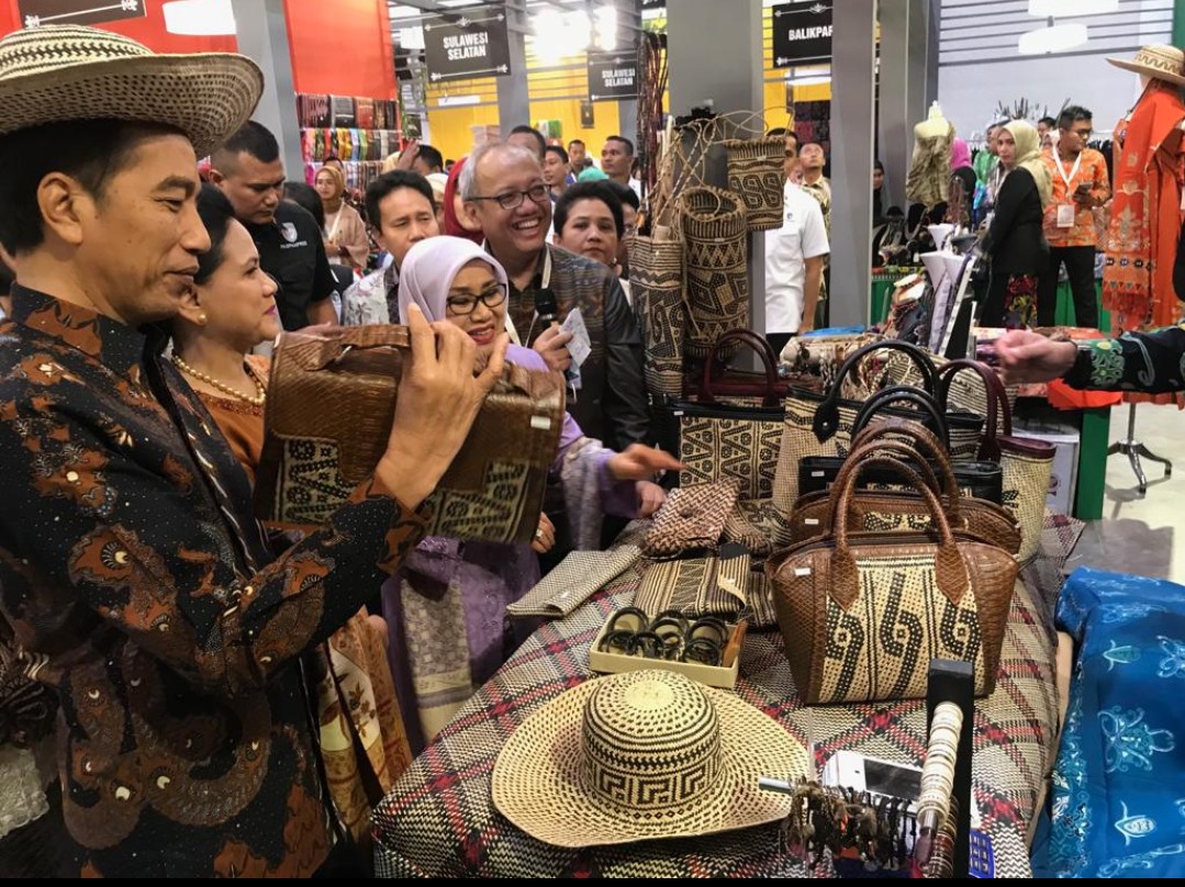  Presiden Joko Widodo Tertarik dan Kenakan Topi Rotan Khas Kalteng