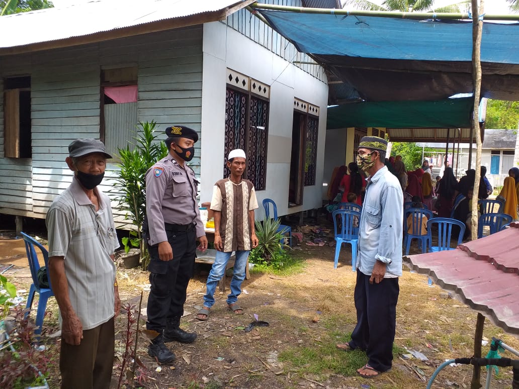  Anggota Polsek Kahayan Hilir Awasi Syukuran Warga Desa Anjir