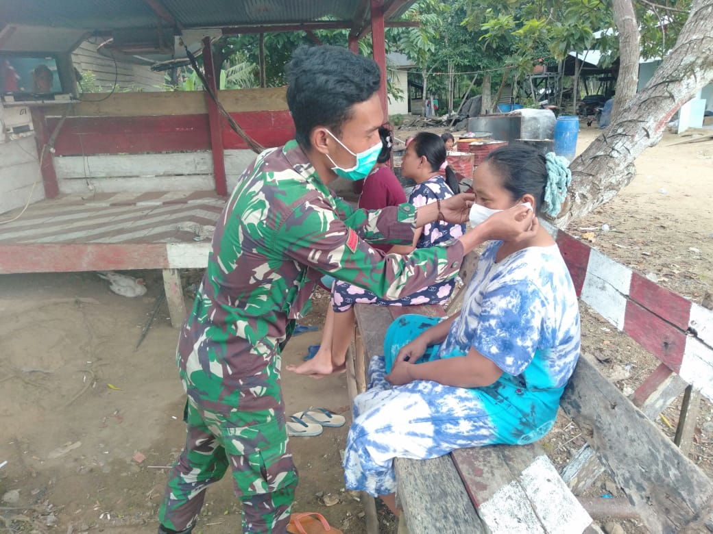  Satgas TMMD Kodim 1012 Buntok Bagikan Masker di Desa Sibung