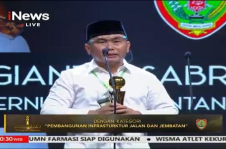 Gubernur Sugianto Sabran Terima Penghargaan Sebagai Tokoh Pembangunan Infrastuktur Jalan dan Jembatan