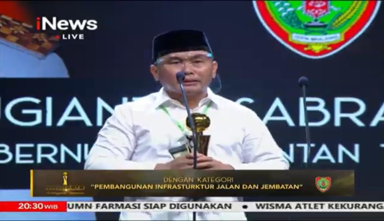  Gubernur Sugianto Sabran Terima Penghargaan Sebagai Tokoh Pembangunan Infrastuktur Jalan dan Jembatan