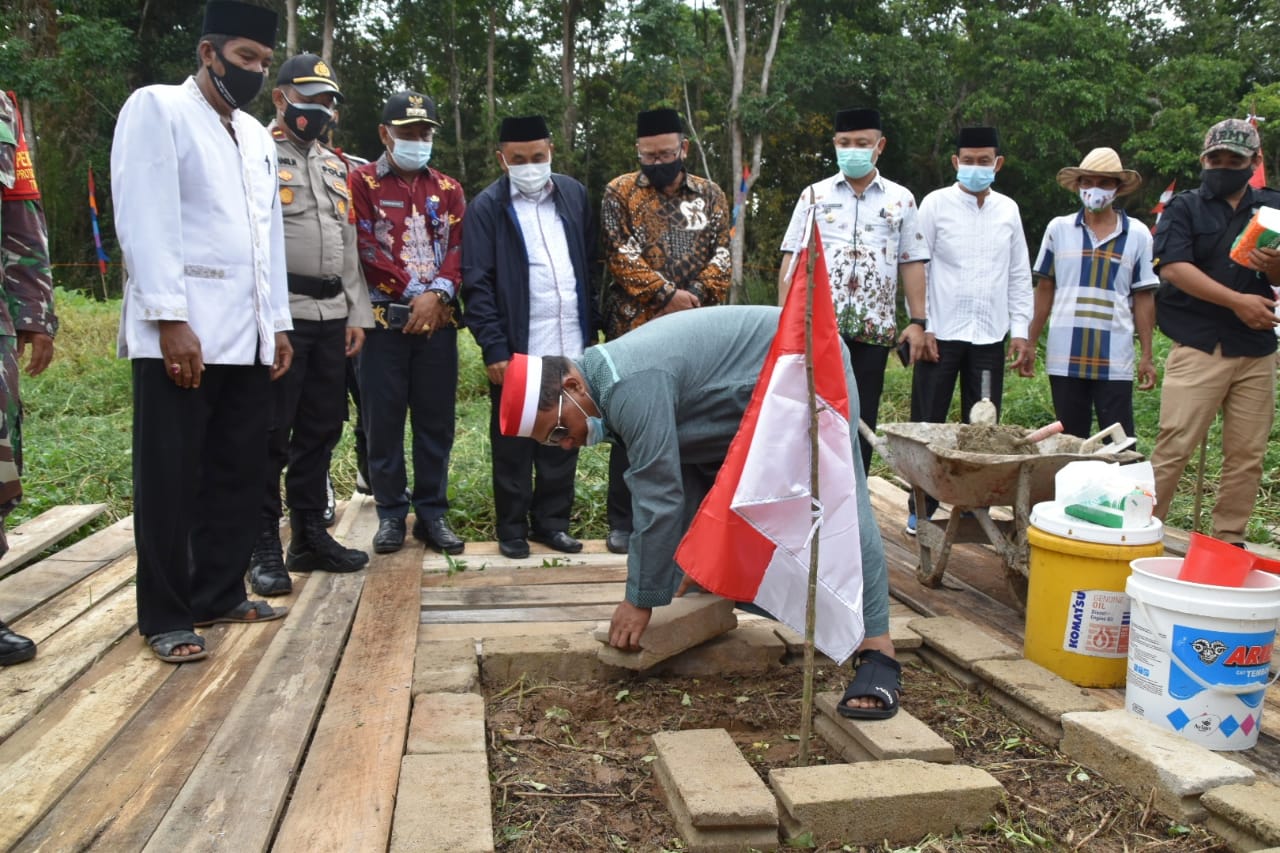  Plt. Gubernur Kalteng Resmikan Peletakan Batu Pertama di Masjid Noor Hidayah Barsel