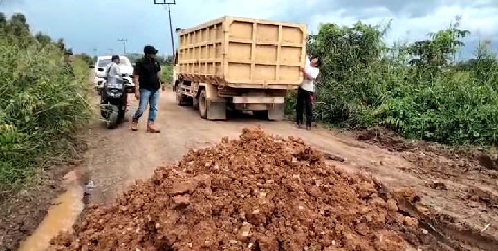 Program CSR PT BSG Bantu Perbaikan Jalan Desa Pantik dan Kanamit