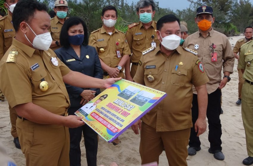  Komitmen Membangun Kelautan dan Perikanan. Gubernur Serahkan Bantuan Kepada Masyarakat Kabupaten Seruyan dan Kotim