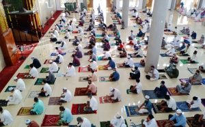 Sholat di Mesjid Agung Pulang Pisau