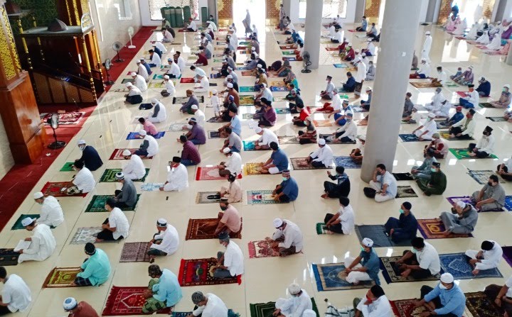 Sholat di Mesjid Agung Pulang Pisau