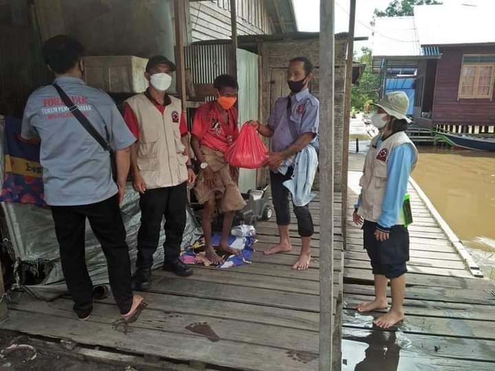  Baguna DPC PDI Perjuangan Bersama DPD Fordayak Pulpis Salurkan Bantuan Bagi Korban Banjir Jabiren Raya