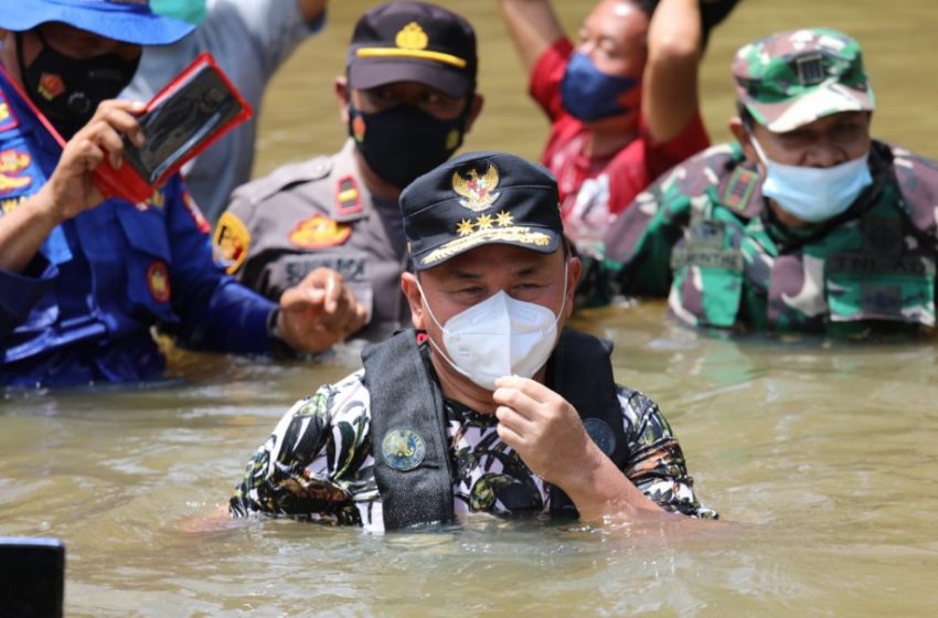  Gubernur Turun Langsung ke Lokasi Banjir dan Distribusikan Bantuan Kepada Warga Terdampak Banjir