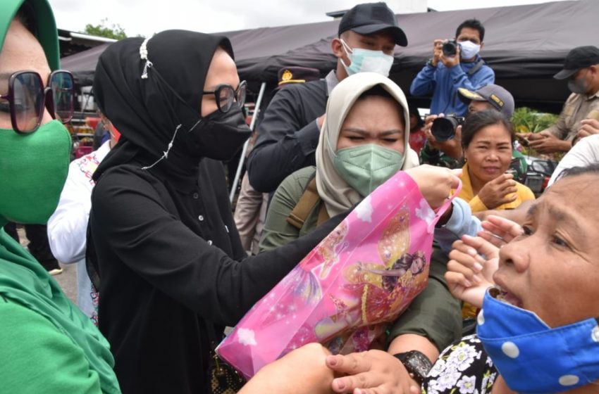  TP PKK Provinsi Kalteng Salurkan Bantuan Bagi Korban Banjir, Termasuk Anak – Anak