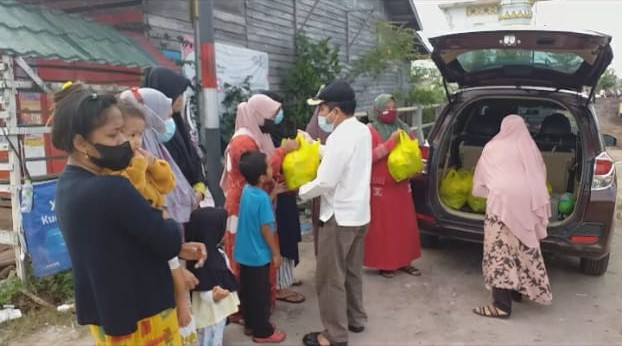  SMSI Kalteng Bagikan Sembako Untuk Warga Pahandut Seberang