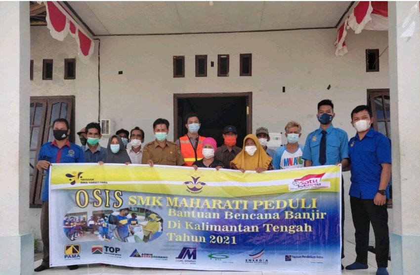  OSIS SMK Maharati Bantu Ringankan Beban Warga Desa Paring Lahung