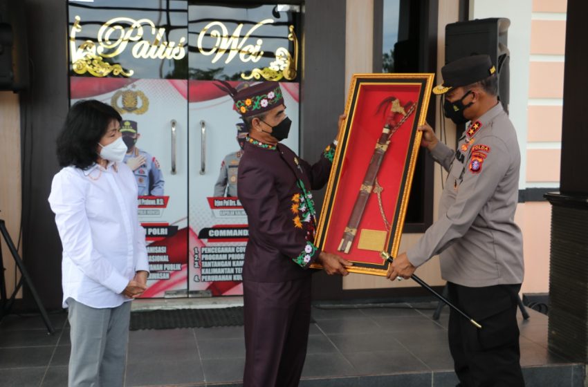  Kunker ke Pulpis, Kapolda Kalteng Dapat Senjata Khas Dayak