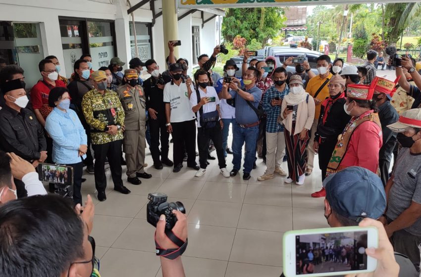  Ratusan Pendemo Datangi Gedung DPRD Kotim, Tuntut Hak Masyarakat Dikembalikan