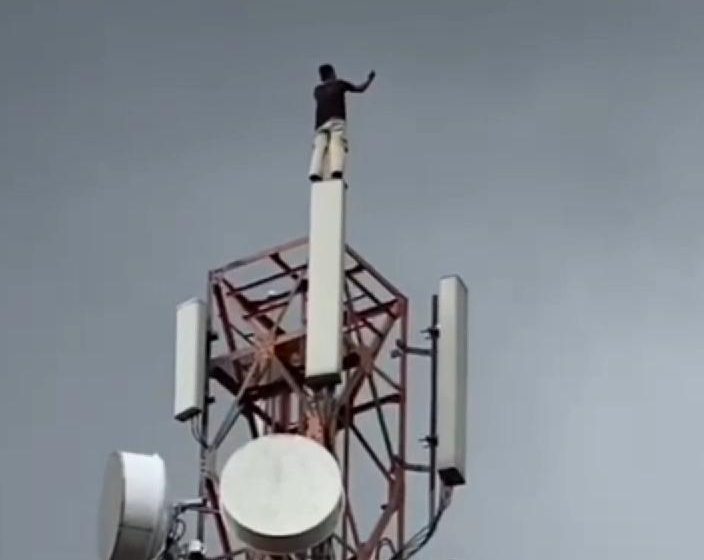 Breaking News, Anak Muda Panjat Tower Tingginya Puluhan Meter