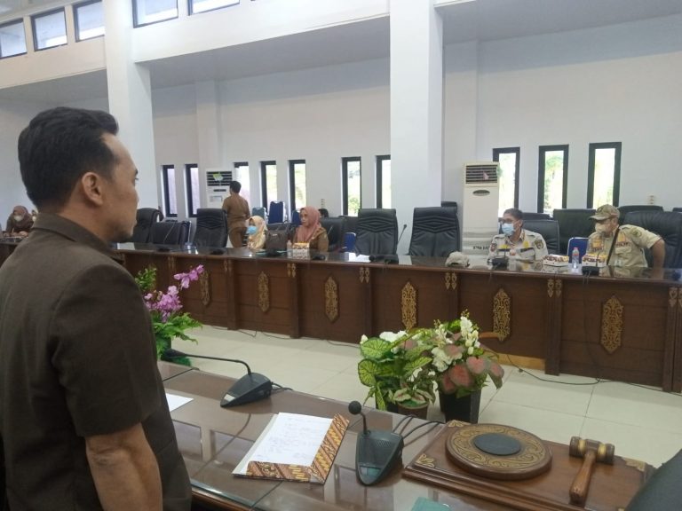 Parmana Setiawan berdiri seusai menutup rapat dengar pendapat.