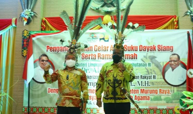  Wamen LHK dan Wamen PUPR Menerima Penganugerahan Adat Suku Dayak Siang