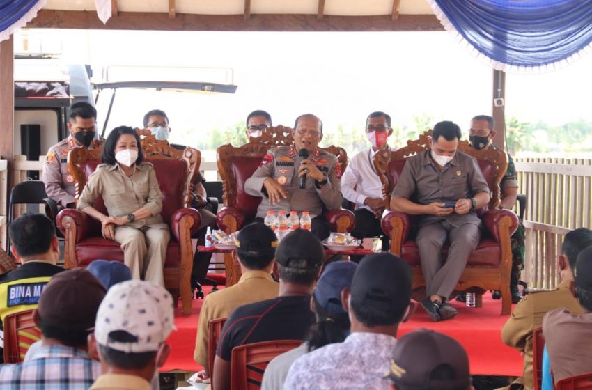  Bupati Pulang Pisau Dampingi Kapolda Kalteng di Desa Belanti Siam