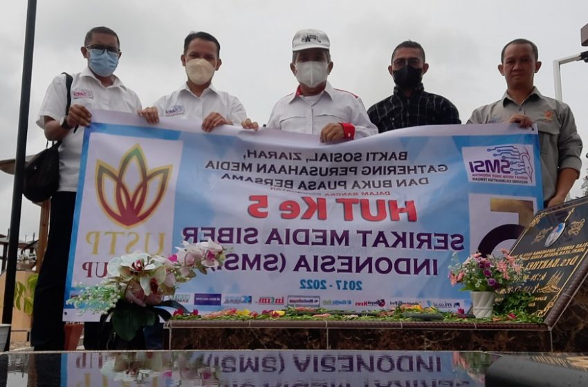  SMSI Kalteng Ziarah Ke Makam Mantan Ketua Dewan Pembina Barthel B Usin