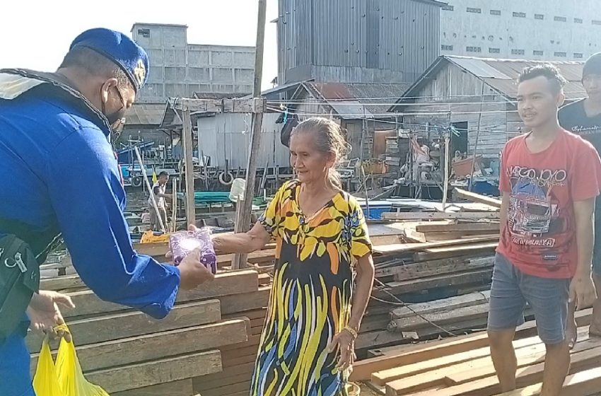  Ditpolairud Berbagi Takjil di Wilayah Pesisir Das Kumai.  Ramadhan di Palangka Raya Meriah
