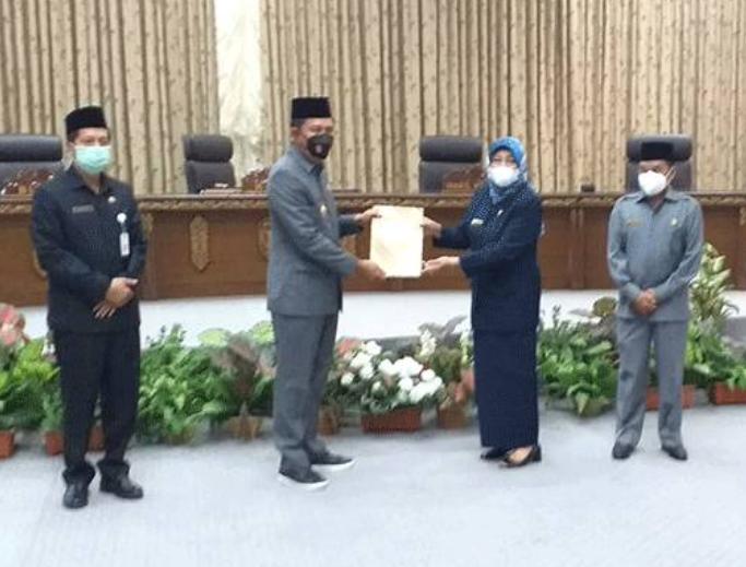  Ketua DPRD Barut Pimpin Rapat Paripurna Pidato Pengantar Dua Raperda. Dihadiri Langsung Bupati H. Nadalsyah
