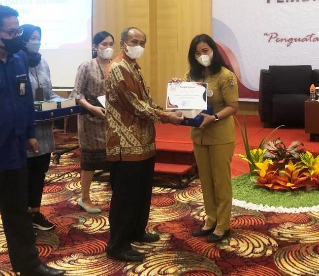  Dislutkan Kalteng Terima Penghargaan Produsen Data Kontribusi Publikasi