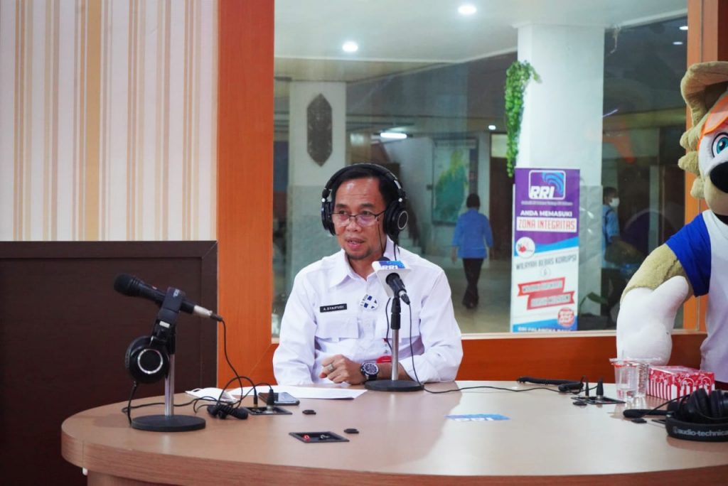 Teks Foto : Kadisdik Prov. Kalteng H. A Syaifudi saat menjadi narasumber pada dialog khusus RRI Palangka Raya