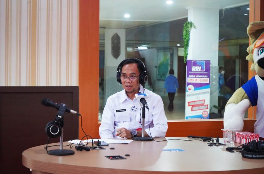 Teks Foto : Kadisdik Prov. Kalteng H. A Syaifudi saat menjadi narasumber pada dialog khusus RRI Palangka Raya