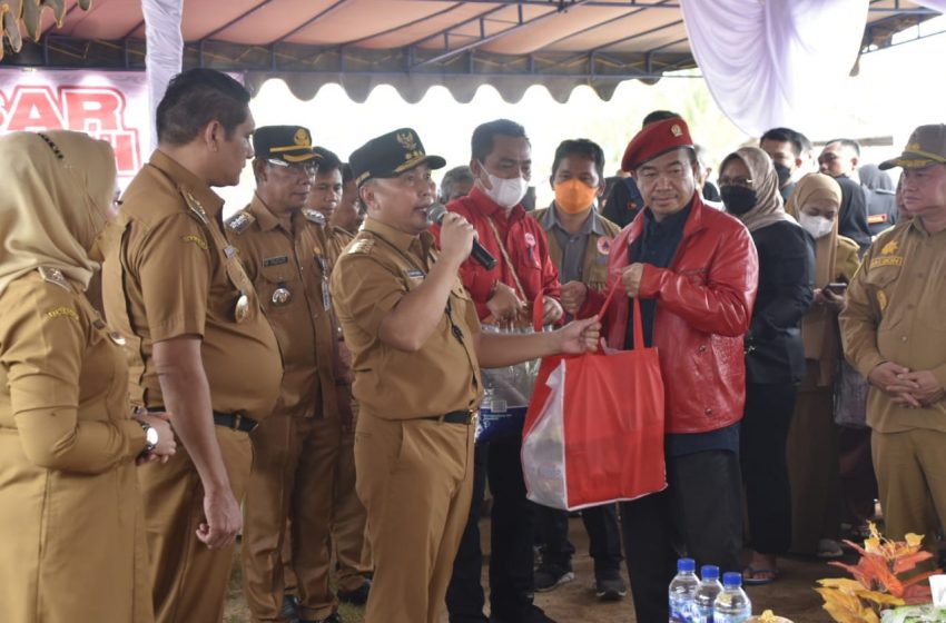  Gubernur Serahkan Langsung Bantuan Sembako Bagi Warga Korban Banjir di Seruyan