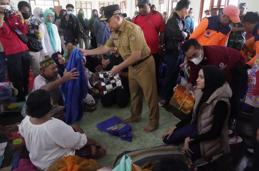  Gubernur Tinjau Pengungsian Sekaligus Beri Bantuan Kepada Warga Termasuk Anak-anak