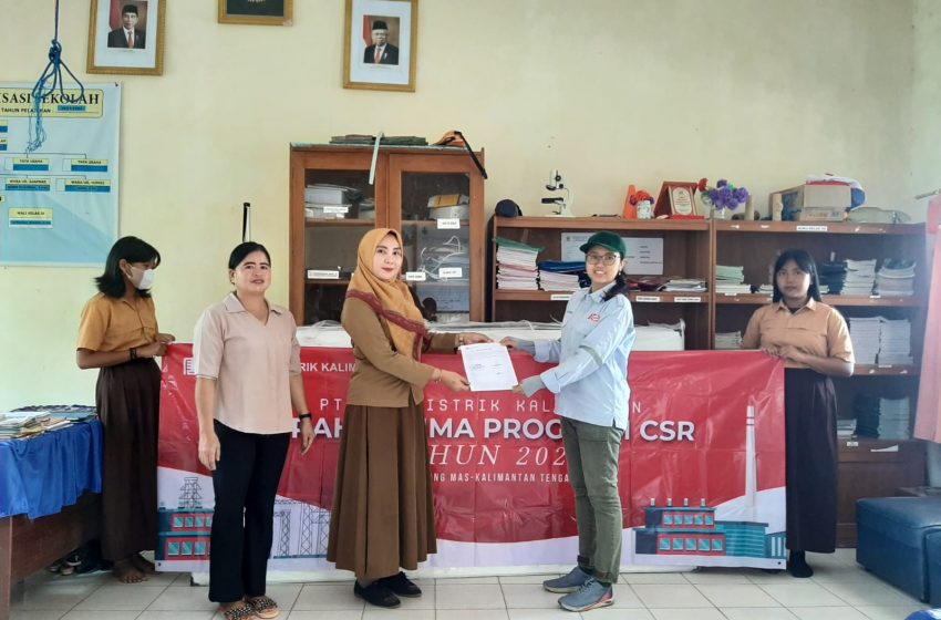  PT. SKS Listrik Kalimantan Beri Bantuan Papan Tulis Untuk SMP Satu Atap 1 Rungan
