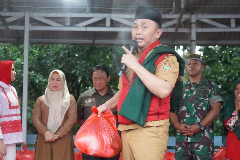  Warga Kapuas Timur Sambut Gembira, Terima 2.000 Paket Sembako Gratis Dari Gubernur Kalteng