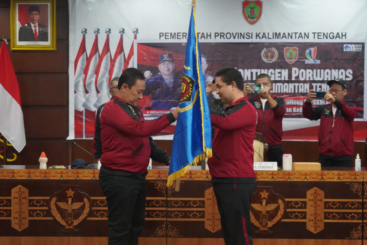 Wagub Kalteng Edy Pratowo saat menyerahkan bendera PWI kepada Ketua PWI Prov. Kalteng Haris Sadikin. (foto/mmckalteng/red)