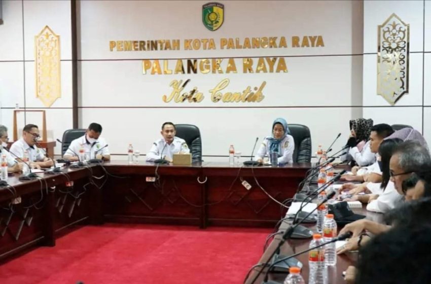 RAKOR : Wali Kota Palangka Raya, Fairid Naparin, saat memimpin rapat koordinasi (Rakor) dilingkup Pemerintah Kota (Pemko) Palangka Raya, di Ruang Rapat Peteng Karuhei I Kantor Wali Kota Palangka Raya, Rabu (26/1/2023).Foto Ist