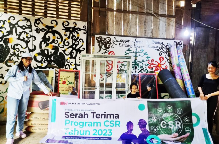  PT SKS Listrik Kalimantan serahkan bantuan Pada Sanggar Tari Kambang Pancar Rungan