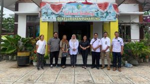 KUNKER : Jajaran anggota Komisi A DPRD Palangka Raya melakukan kunjungan kerja ke Kantor Kelurahan Panarung. Foto Ist