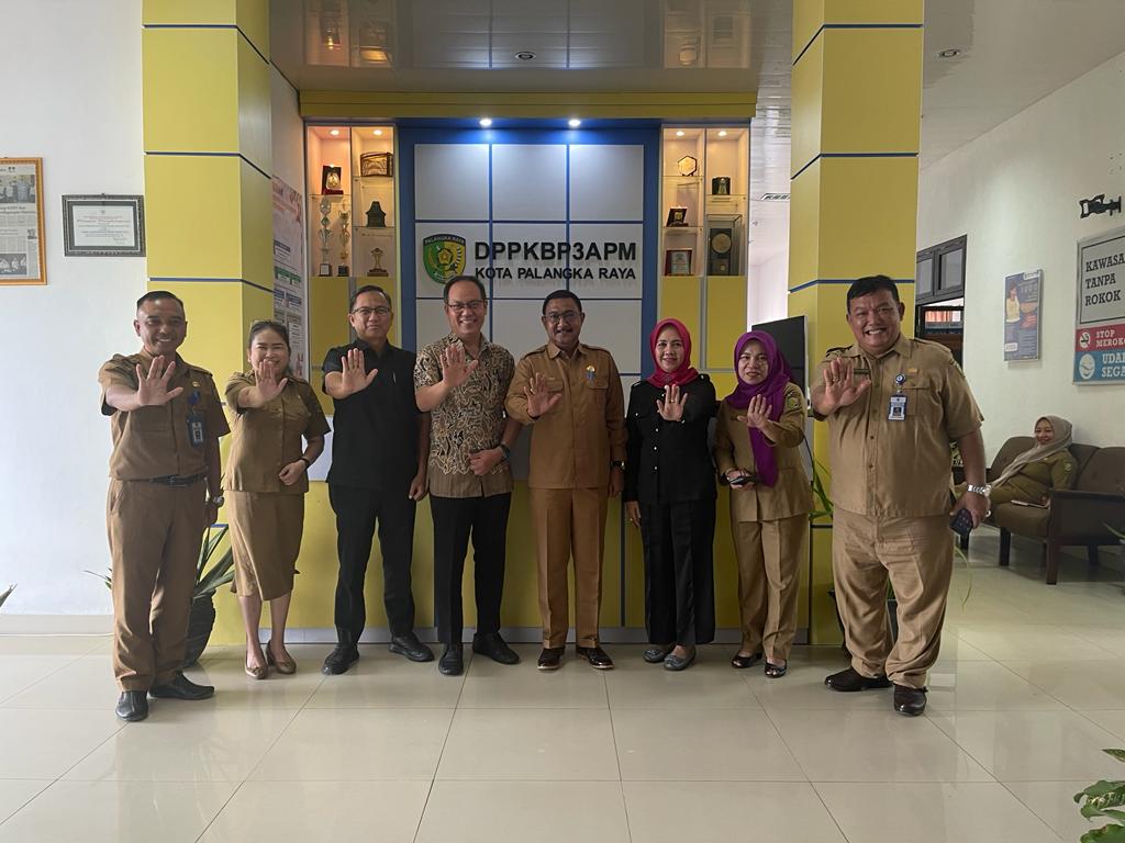 KUNJUNGAN KERJA : Komisi C DPRD Palangka Raya melakukan kunjungan kerja ke Kantor DPPKBP3A Palangka Raya