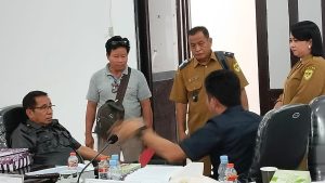 RAPAT : Ketua DPRD Gumas Akerman Sahidar bersama Wakil Ketua DPRD Gumas, Binartha, berbincang dengan para kades dan warga, usai pelaksanaan RDP, di gedung dewan setempat, Senin (6/2/2023).Foto Sip