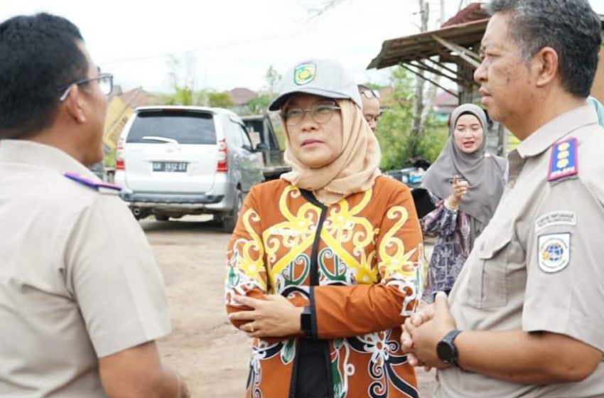 SINERGITAS : Sekretaris Daerah Kota Palangka Raya Hera Nugrahayu, saat berbincang dengan jajaran Forkopimda terkait. Foto Ist