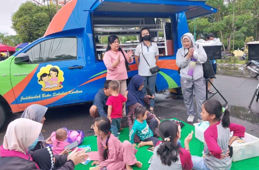Suasana perpustakaan keliling pada saat Car Free Day. (foto/mmckalteng)