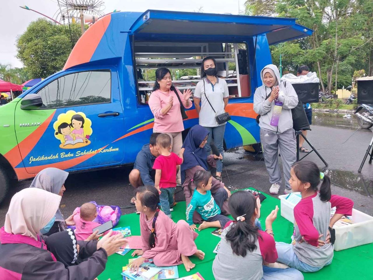 Suasana perpustakaan keliling pada saat Car Free Day. (foto/mmckalteng)