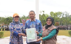 APEL PANTARLIH : Apel Kesiapan Panitia Pemutakhiran Data Pemilih (Pantarlih) se-Kota Palangka Raya, bertempat di halaman kantor Wali Kota Palangka Raya, Minggu (12/2/2023) yang lalu. (Foto/Ist)
