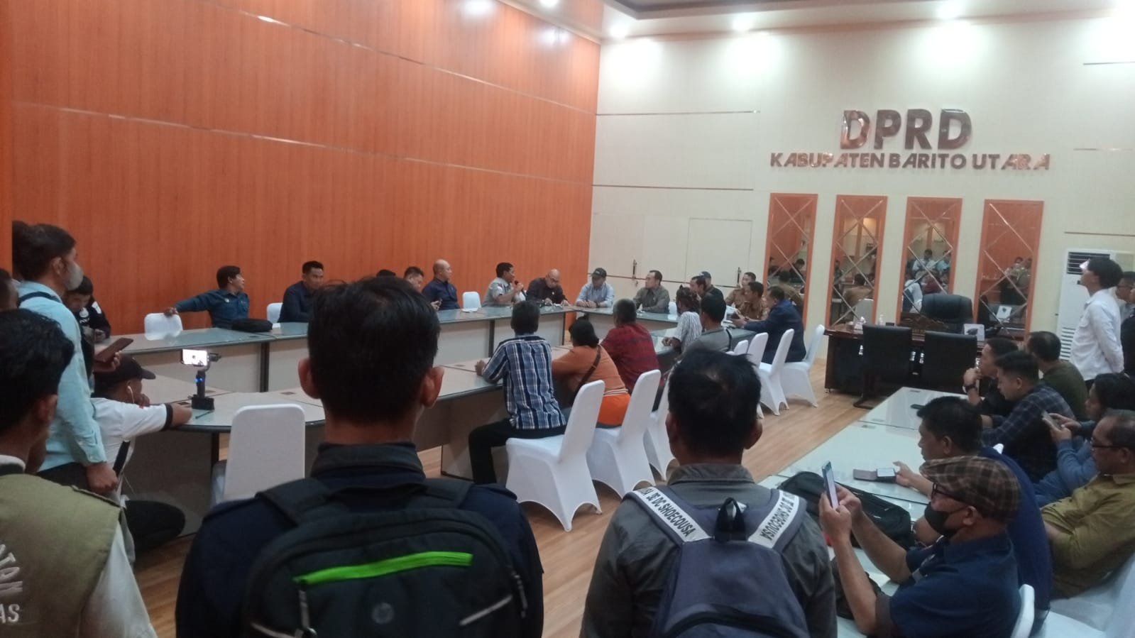 Puluhan warga dari Desa Hajak, Kecamatan Teweh Baru, Kabupaten Barito Utara mendatangi kantor DPRD Barito Utara guna menyampaikan aspirasinya. (foto/S. Purwanto)