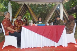 Wakil Gubernur Kalteng H. Edy Pratowo saat menghadiri Penyerahan SK Perhutanan Sosial dan TORA oleh Presiden RI. (foto/mmckalteng)