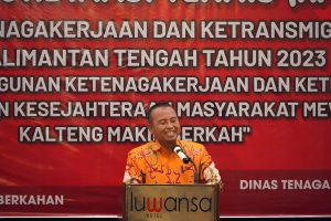 Gubernur Kalteng diwakili oleh Asisten Administrasi Umum Sri Suwanto saat membuka Rakornis Bidang Ketenagakerjaan dan Ketransmigrasian. (Foto/mmckalteng)