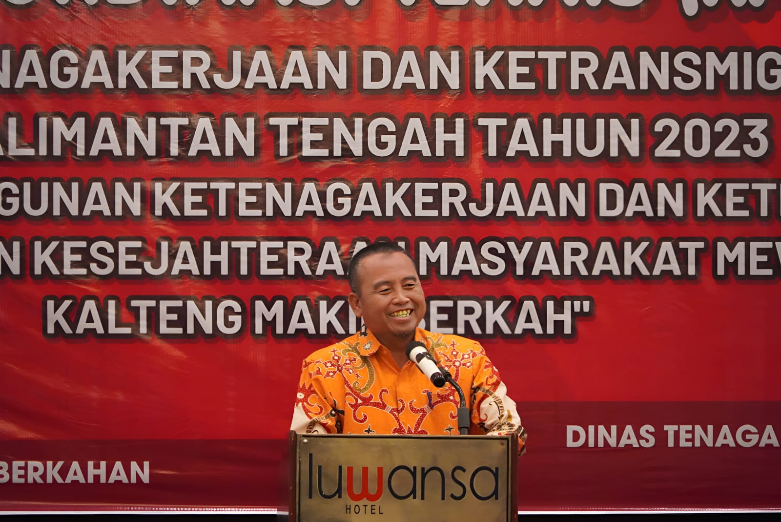 Gubernur Kalteng diwakili oleh Asisten Administrasi Umum Sri Suwanto saat membuka Rakornis Bidang Ketenagakerjaan dan Ketransmigrasian. (Foto/mmckalteng)