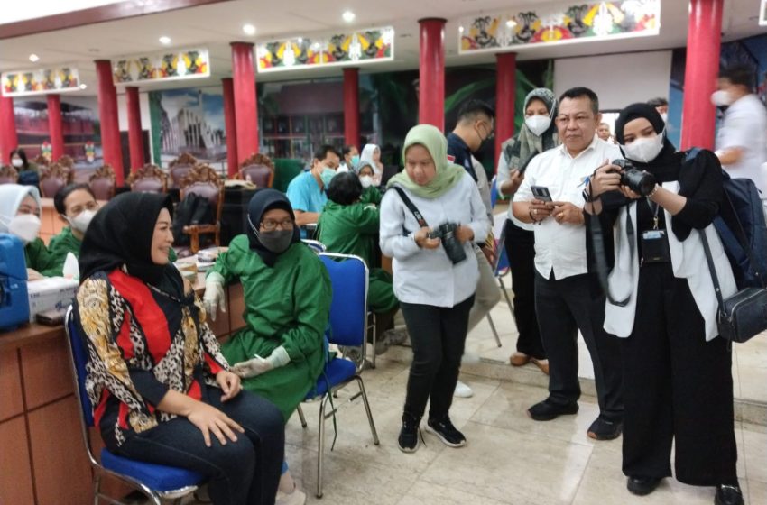 VAKSIN : Anggota DPRD Palangka Raya saat mengikuti suntik vaksin boostet dosis dia, di gedung dewan setempat. Foto Ist.