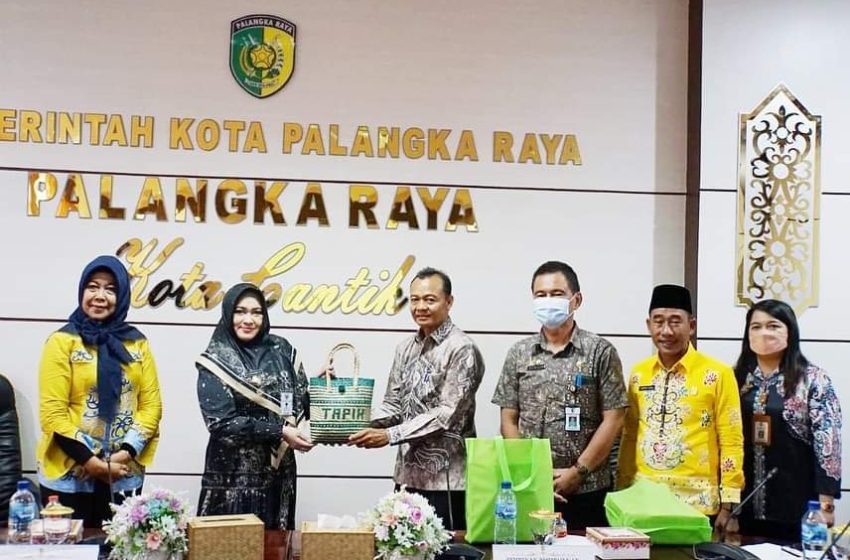 AUDENSI : Audiensi rombongan Pemerintah Kabupaten Tapin dengan Pemerintah Kota Palangka Raya, di Ruang Rapat Peteng Karuhei I Kantor Wali Kota Palangka Raya. (Foto/Ist)